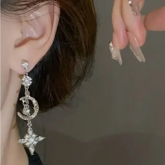 🌈 NEW stunning silver crystal dangle celestial dangle earrings 🌈 - Picture 4 of 7